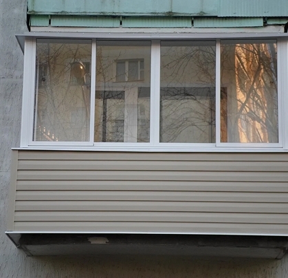 Обшивка лоджий и балконов сайдингом снаружи - фото 22